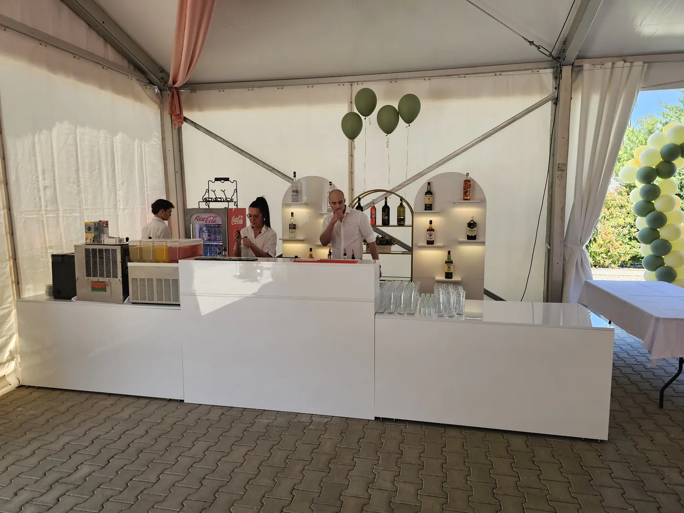 Hófehér mobil bárpult sátorban